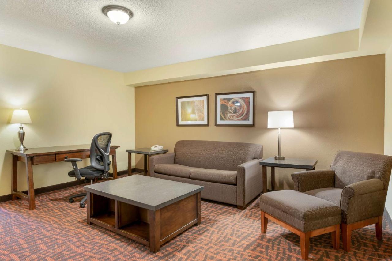 Best Western Louisville East Inn&Suites Eksteriør billede