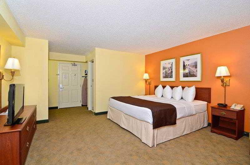 Best Western Louisville East Inn&Suites Eksteriør billede